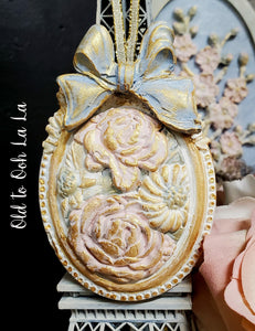 Framed Floral Medallion w/bow & gold hanger