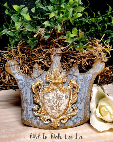Aged Crown Planter Please only buy if you're Lisa 🙂
